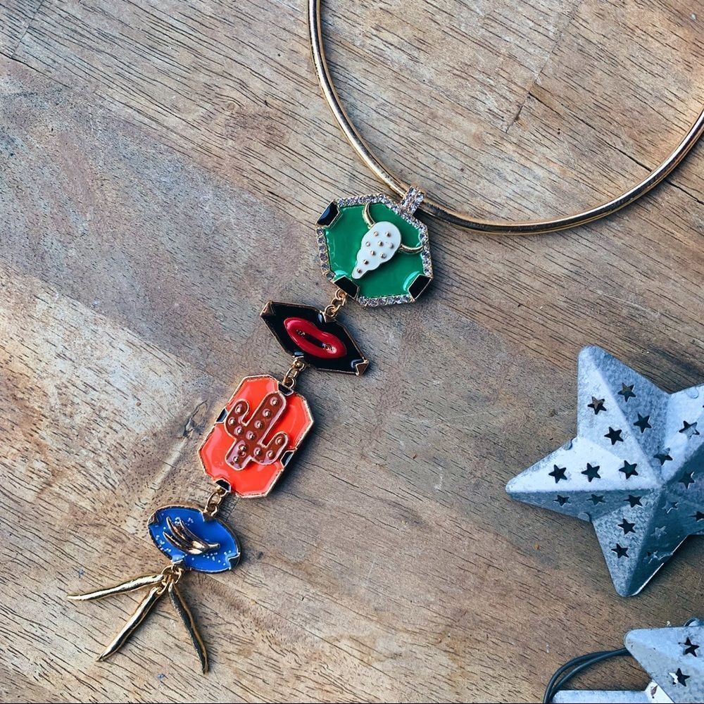 Steatment necklace